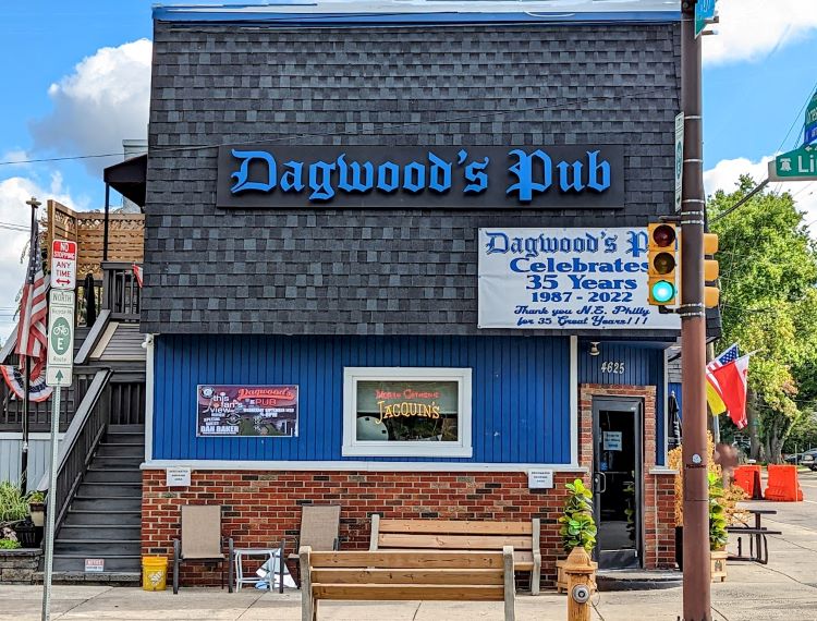 A building with a sign that says daywood's pub.